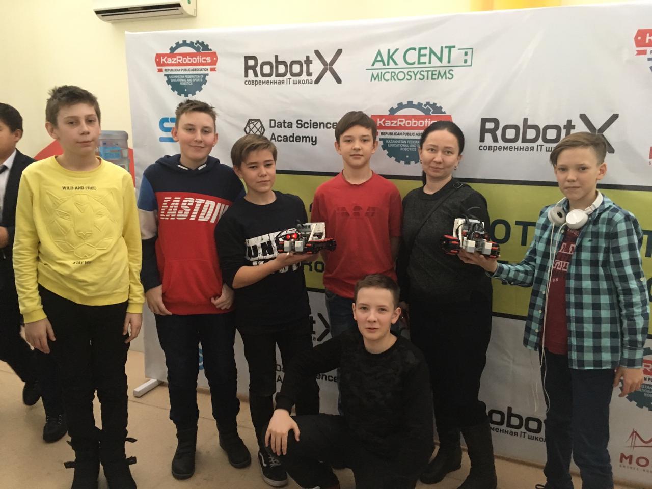 Участники соревнований по робототехнике.